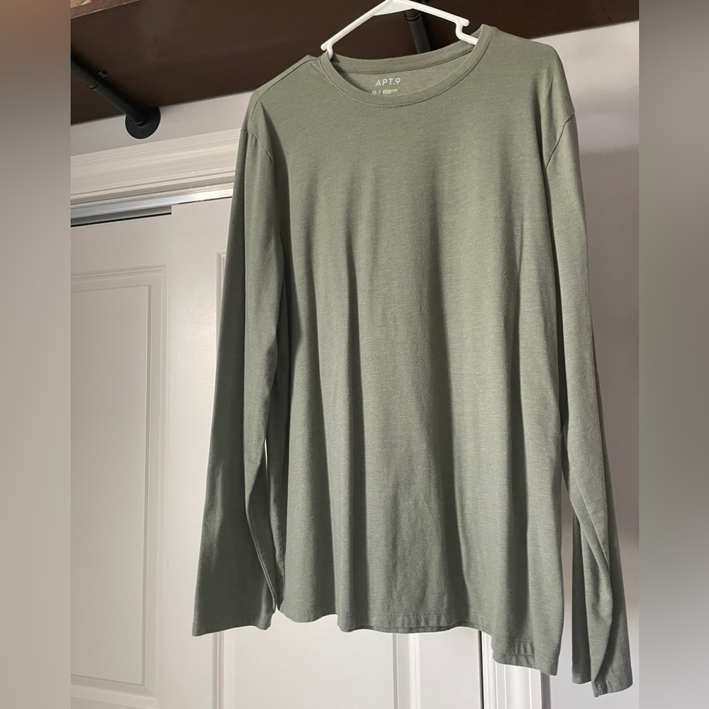 Apt. 9. Men’s size XL. Green long sleeve Cotten t shirt.